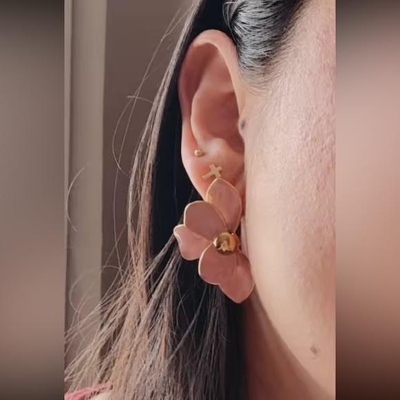 Blush Pink Floral Earrings – Elegant Gold Petal Statement Jewelry - Picture 7 of 11